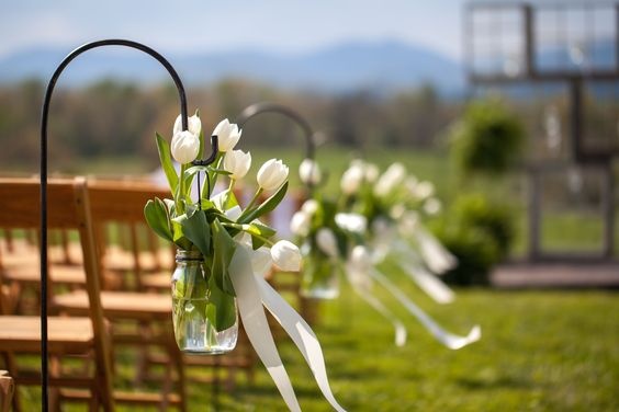 wiosenne dekoracje ławek: tulipany