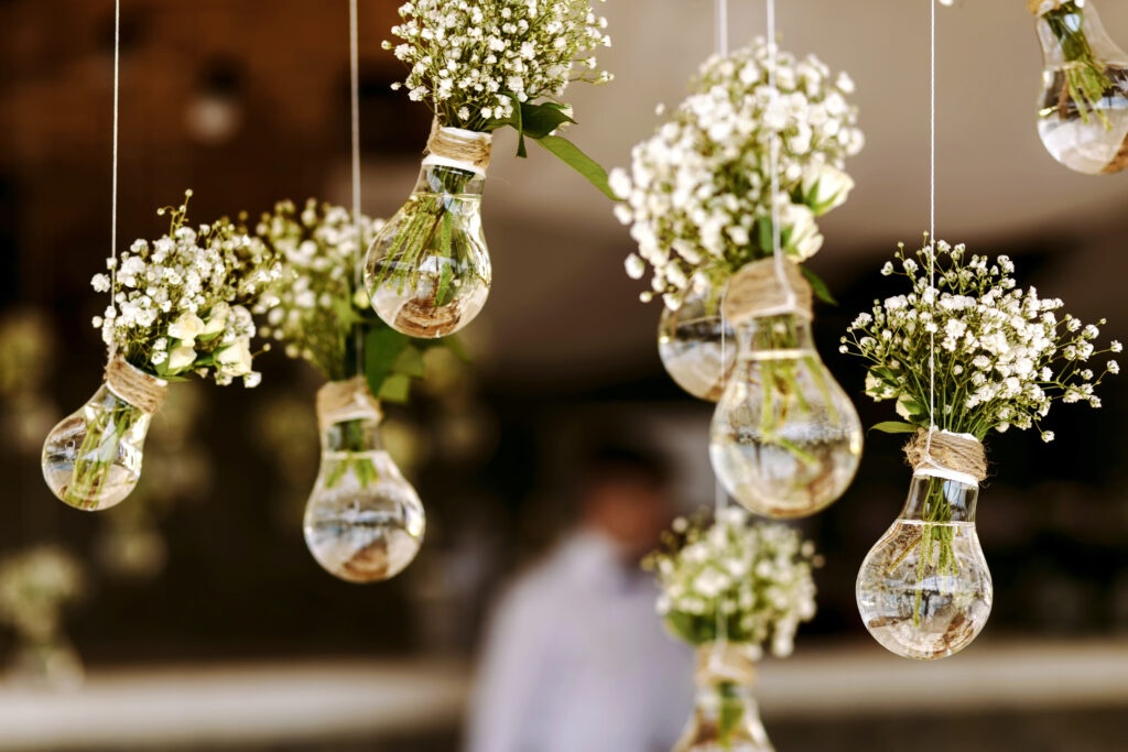 Transparentne dekoracje ślubne - wiszące wazony z żarówek 