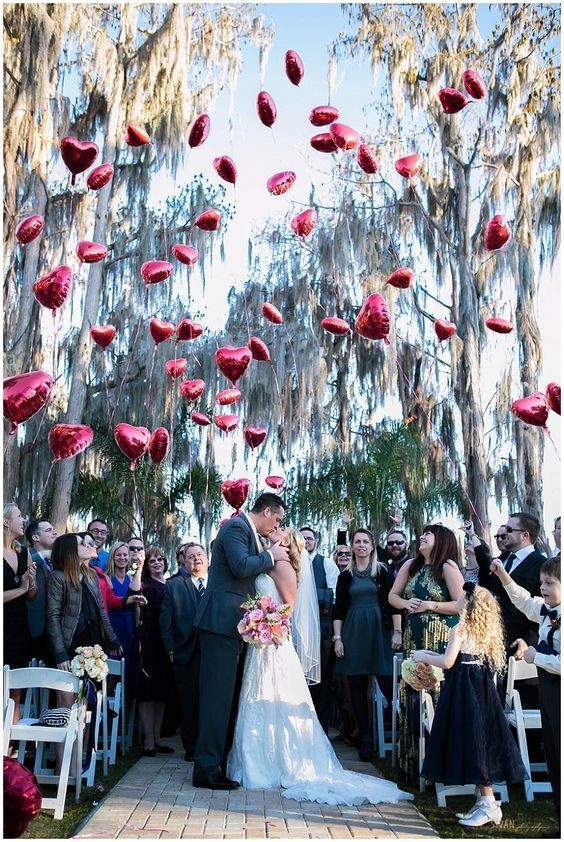 goście weselni puszczają balony po ślubie
