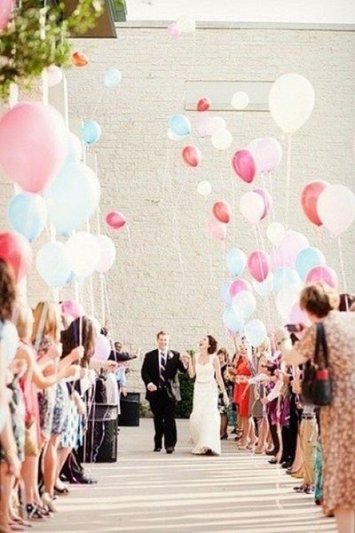 kolorowe balony na ceremonii ślubnej