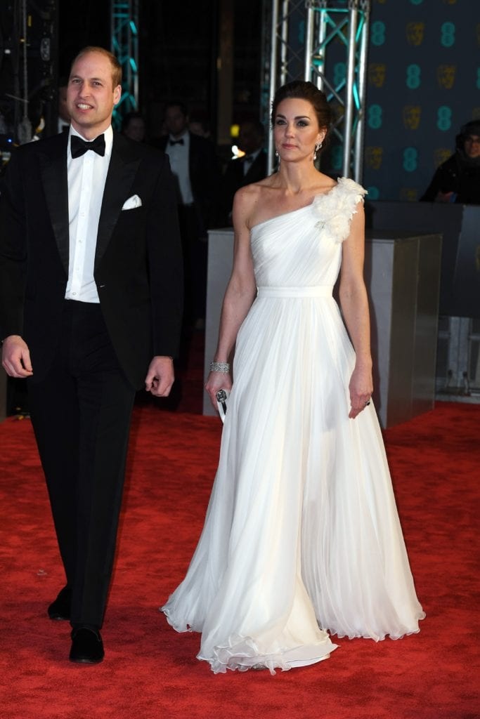 Księżna Kate w białej sukni na rozdaniu BAFTA - zdjęcie 5