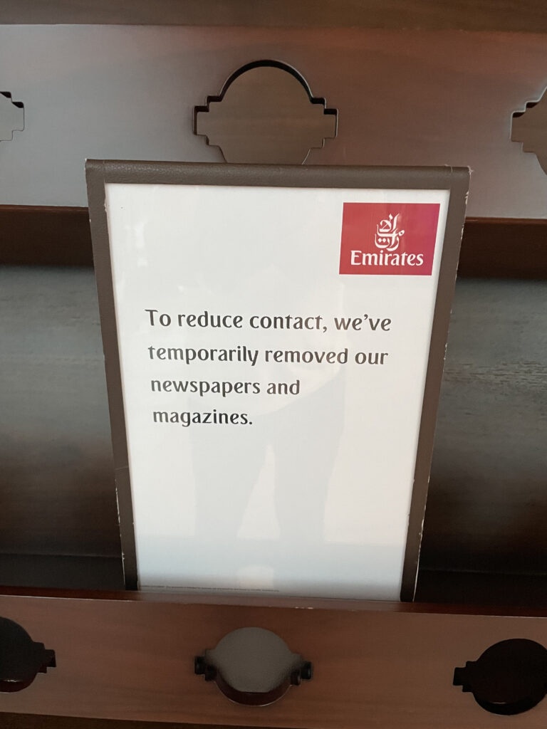 informacja na stojaku na gazety na lotnisku w dubaju