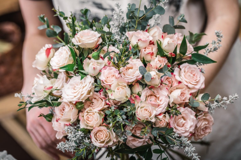Bukiet ślubny z różowych kwiatów - zdjęcie 20