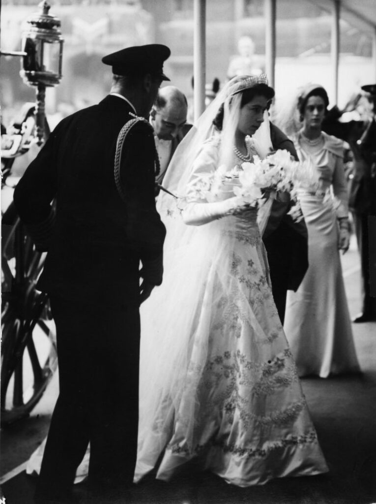 the crown królowa Elżbieta II  w dniu ślubu