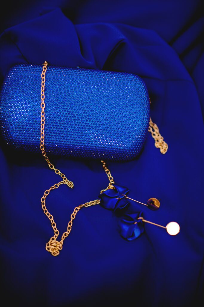 Niebieska kopertówka na ślub i wesele w odcieniu classic blue