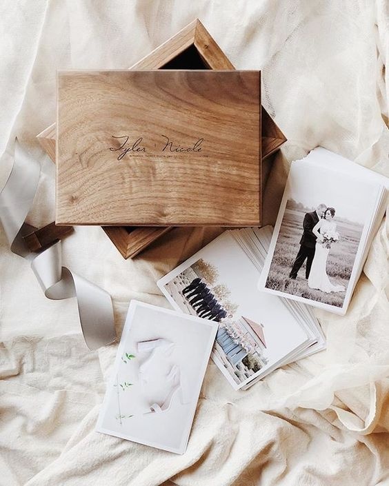 Zdjęcia ze ślubu w drewnianym pudełku