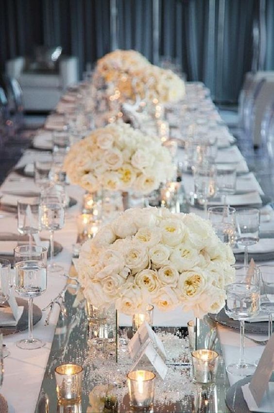 Nakrycie stołu z białymi różami