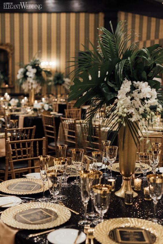 Nakrycie stołu weselnego w czerni i złocie
