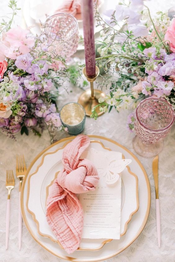Nakrycie stołu z pastelowymi kwiatami