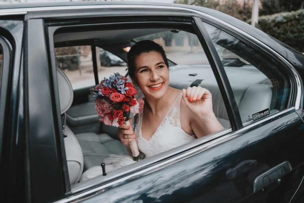 Panna młoda w samochodzie ślubnym