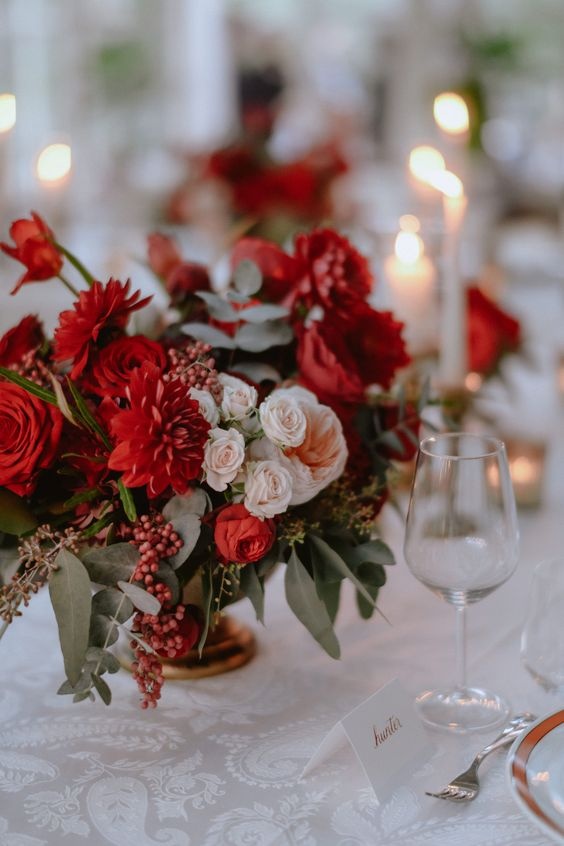 Nakrycie stołu weselnego z czerwonymi dodatkami