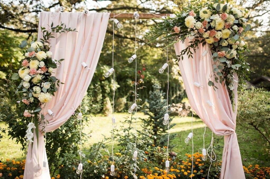 Trendy ślubne 2022: dekoracje ślubne sali weselnej - WeddingDream.com