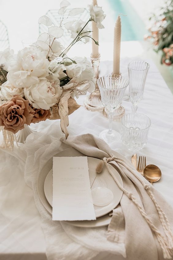 Eleganckie nakrycie stołu weselnego ze złotem i odcieniami nude