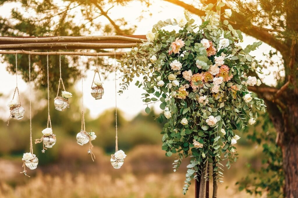 Dekoracje ślubne z kwiatów na weselu plenerowym