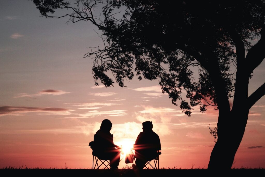 Para siedząca przy zachodzie słońca