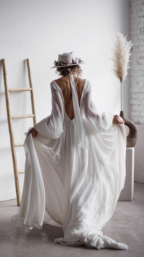 Minimalistyczna suknia ślubna z dekoltem na plecach