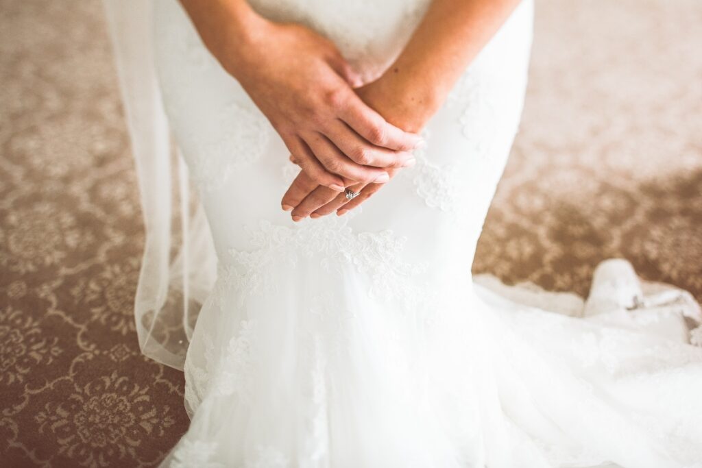 minimalistyczna Suknia ślubna - zbliżenie na detale