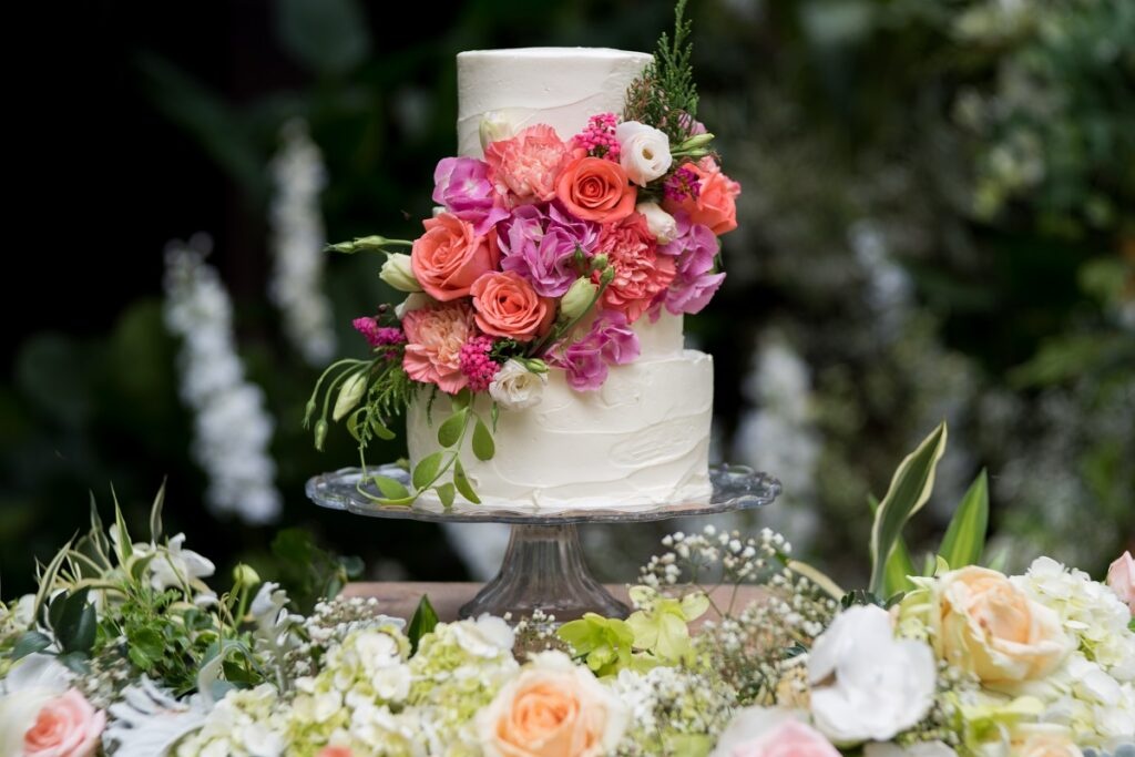 Tort ślubny udekorowany kwiatami