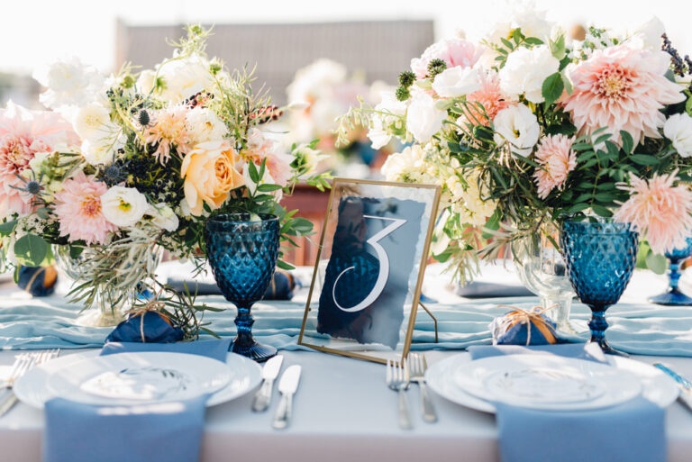 niebieskie dekoracje na wesele