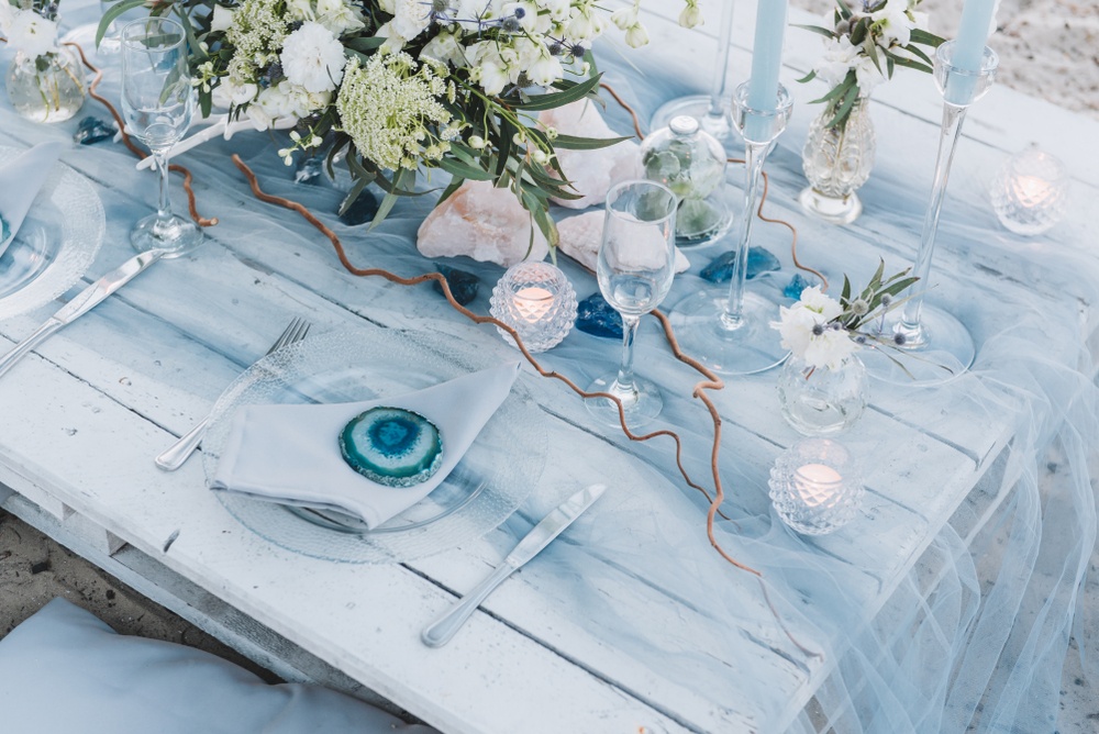 niebieskie dekoracje na wesele w błękicie