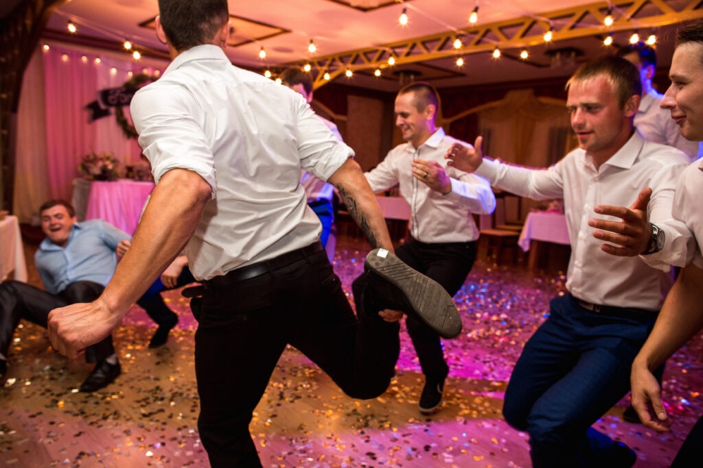 Goście weselni tańczą do hitów na weselnej playliście
