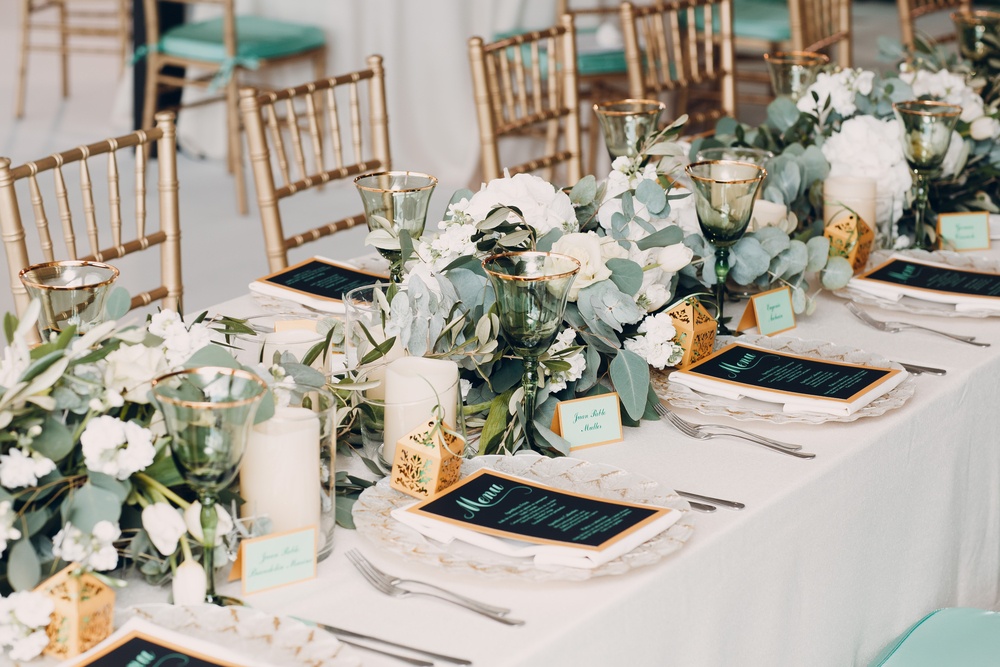 stół weselny w biało zielonych kolorach