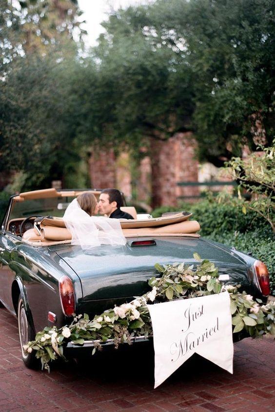 napis just married na płótnie na samochodzie na wesele