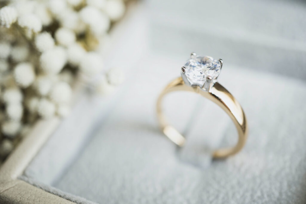 najmodniejsze pierścionki zaręczynowe 2021 diamenty