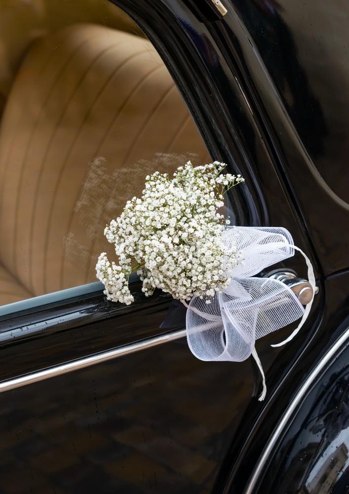 kwiaty na klamkach samochodu na wesele