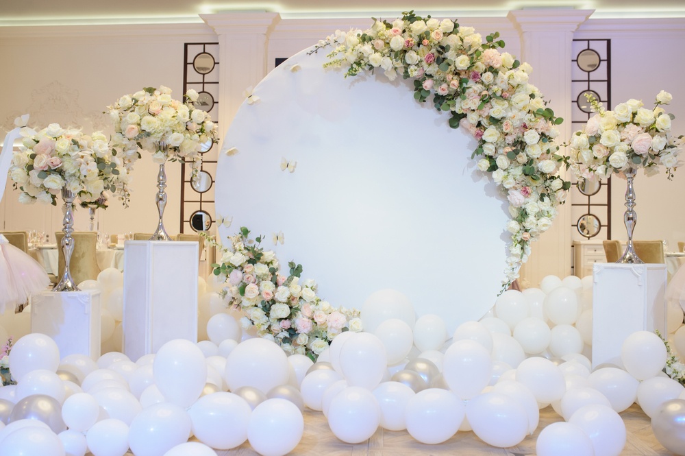 balony w dekoracjach podłogowych na weselu