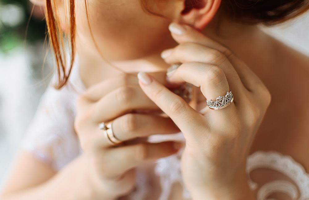 Panna Młoda nosi pierścionek łączący srebro i złoto. 
