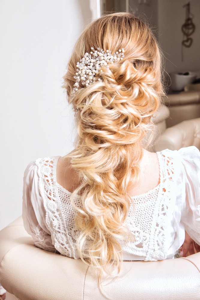 fryzura ślubna z kręconych włosów