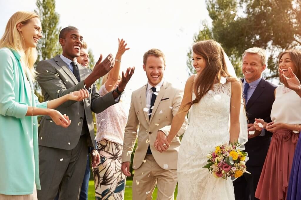Zadowoleni goście weselni