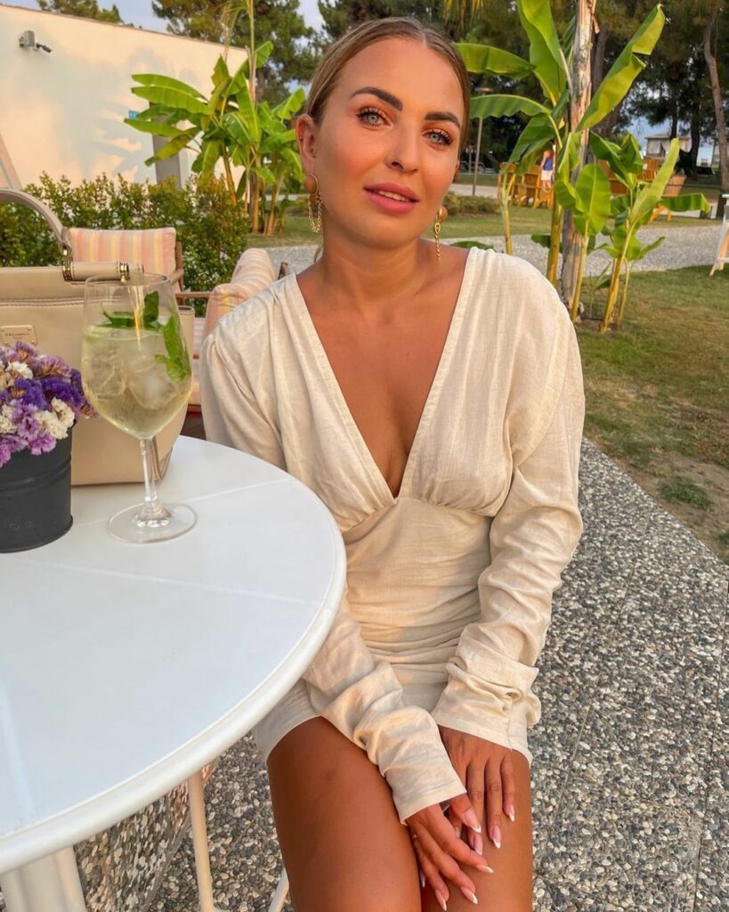 Dominika Polak w białej sukience.