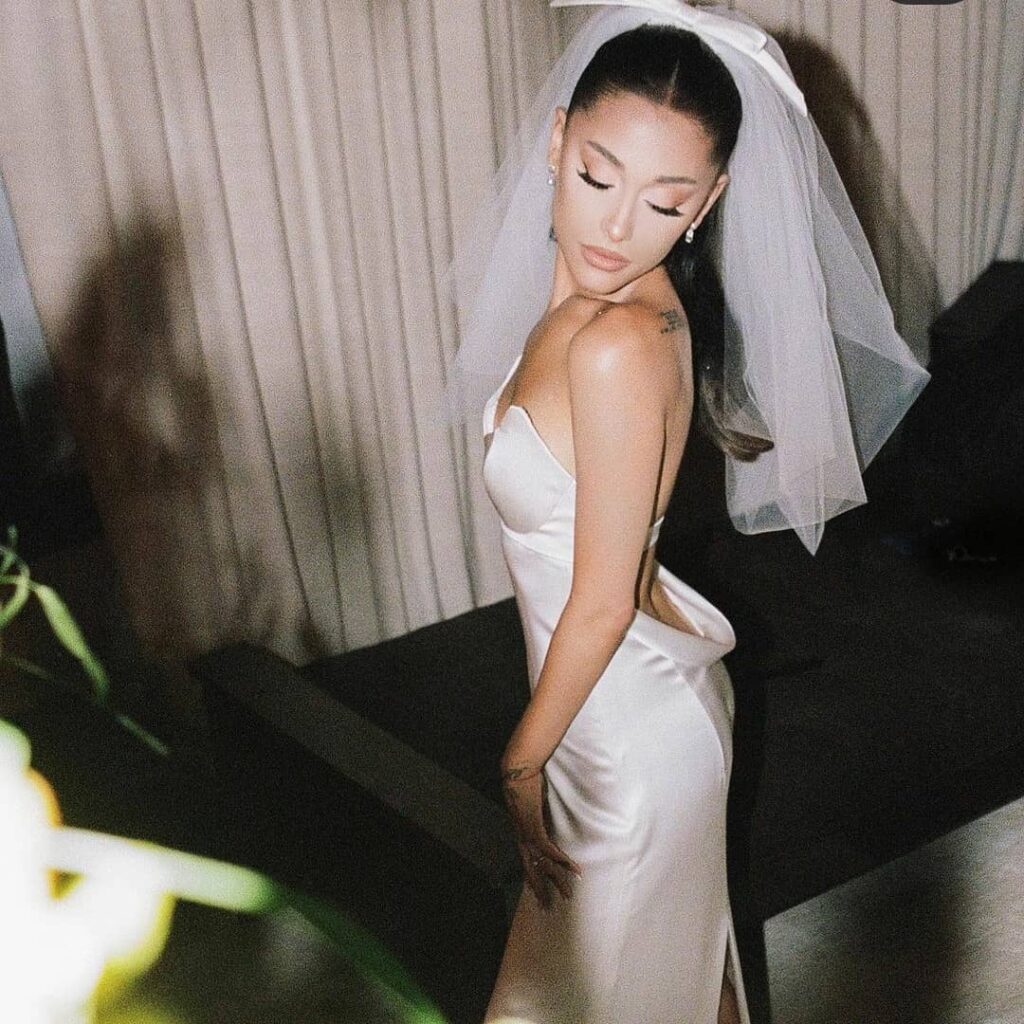 Ariana Grande w sukni ślubnej