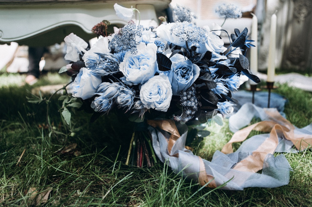 niebieskie dekoracje na wesele w błękicie