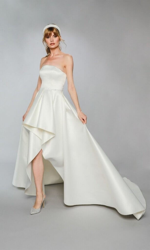 asymetryczna suknia ślubna