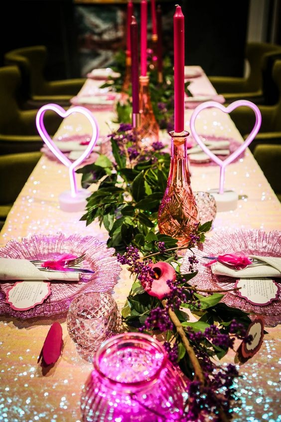 dekoracje ledowe serduszka na stole weselnym