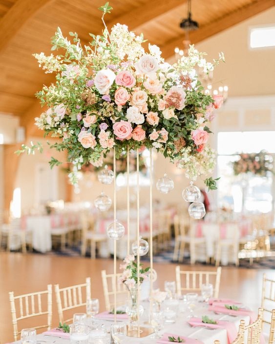 różowe bukiety na sali weselnej