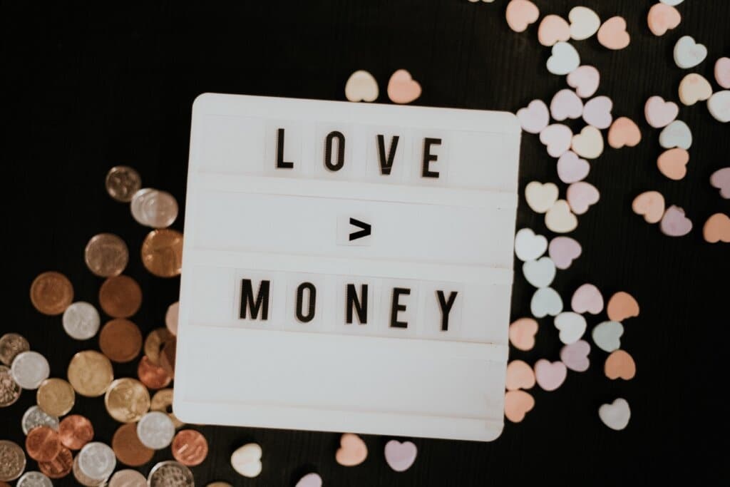 rozrzucone pieniądze i napis miłość i pieniądze