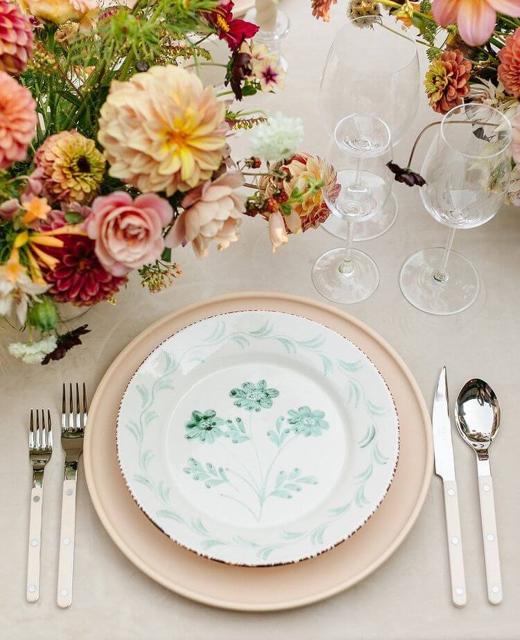 kolorowe talerze - stół weselny