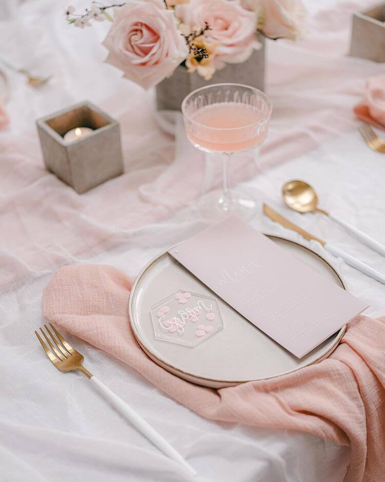 różowy stół weselny