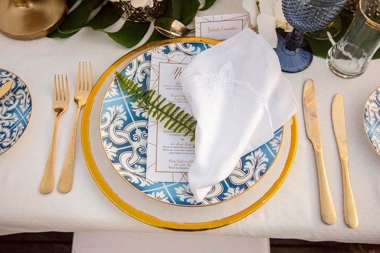stół weselny - wzorzyste talerze
