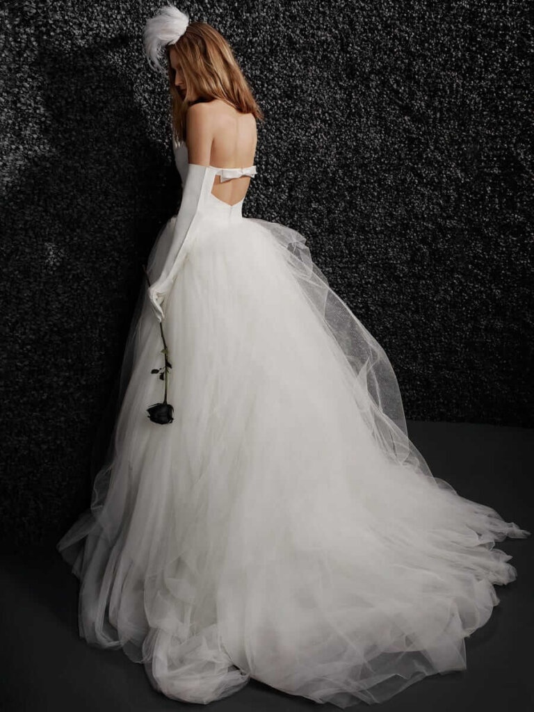 suknia ślubna z dekoltem na plecach