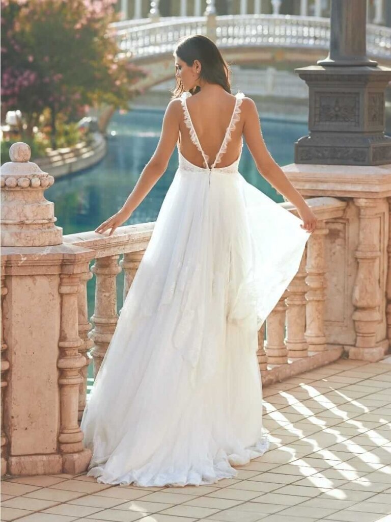 suknia ślubna z dekoltem na plecach