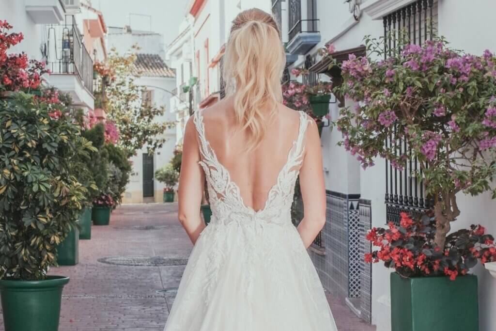 suknia ślubna z odkrytymi plecami