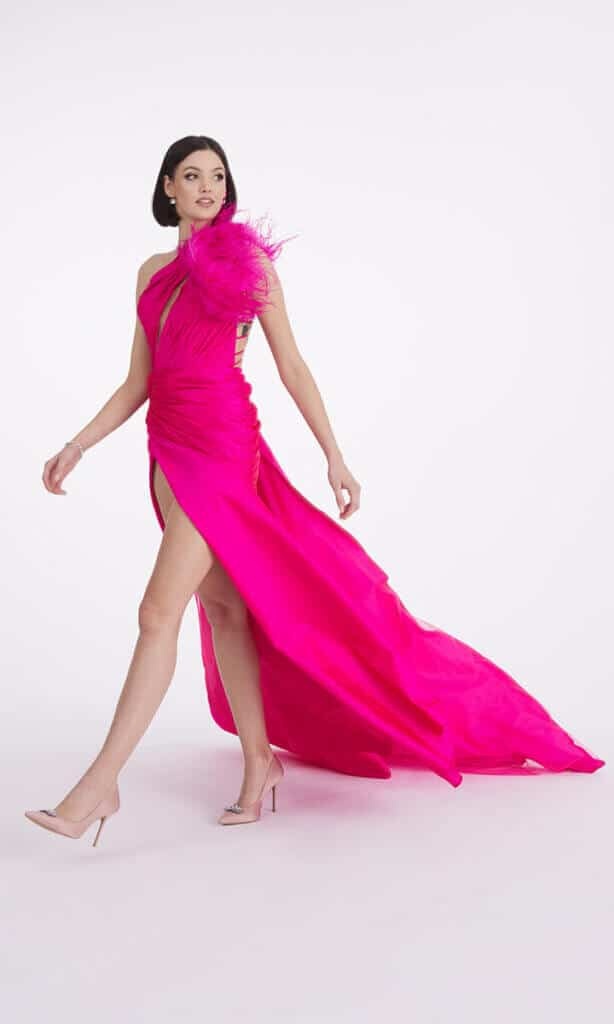 różowa suknia z piórami