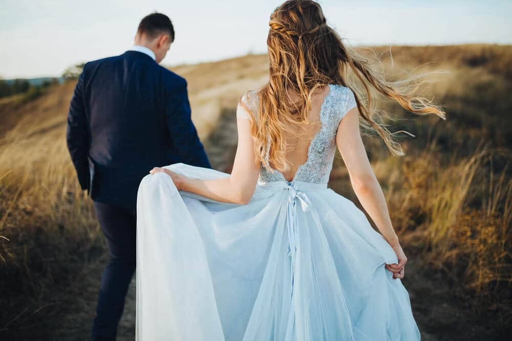 niebieska suknia ślubna