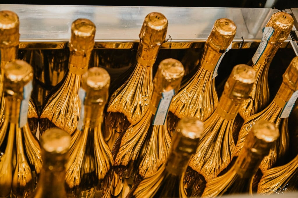 złote butelki z alkoholem 