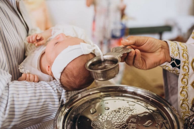 Polewanie główki dziecka wodą podczas chrztu